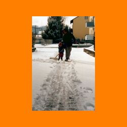Mama&KR_schippen_Schnee.jpg