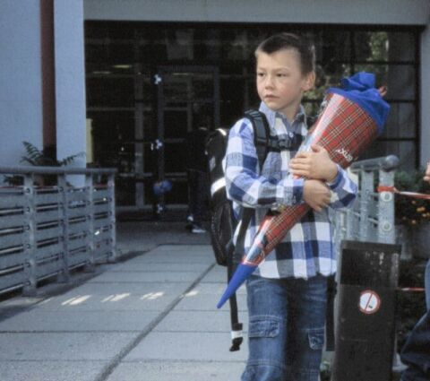 Karl Richard mit seiner Schult&uuml;te vor der Angell-Schule